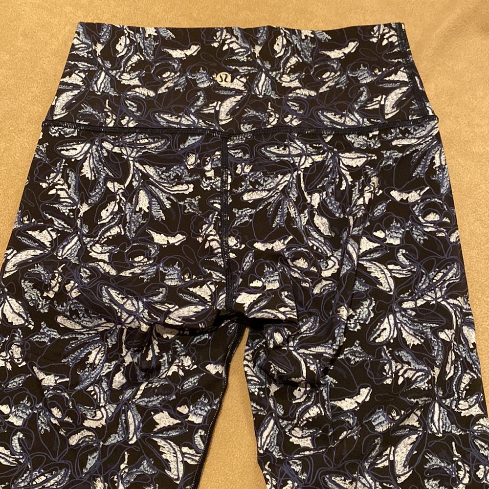 Lululemon Wonder Under Blue Floral Leggings | Color: Black/Blue | Size: 6 - Picture 3 of 8
